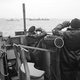 Oficiales en cubierta de un destructor británico vigilan un grupo de cargueros ante el posible ataque de submarinos. Atlántico Norte, 1941. Foto: Wikipedia